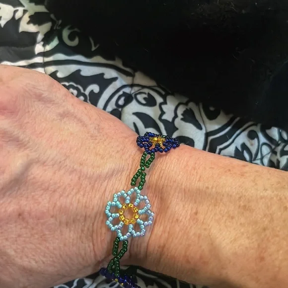 Handmade beaded flower bracelet - Picture 2 of 3